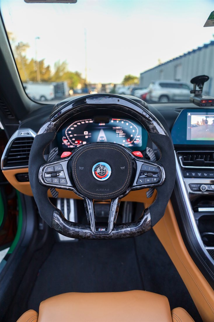 Steering wheel fitted in a BMW M8